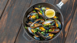 Mussels in a pot.